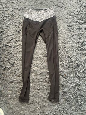 Women’s Lululemon leggings size 6 (small mark on knee not a hole)